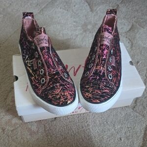 NWT. Blowfish Kids' Black and Pink Patterned Sneakers. Size 4 Girls.